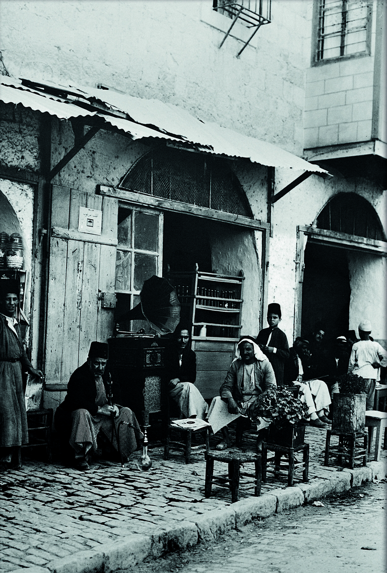 القدس - مقهي في منطقة المسلمين العقد الاول من القرن 20م