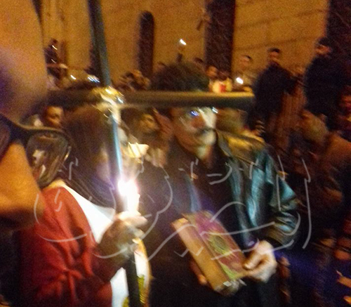 الأقباط يرفعون المصحف مع الصليب 