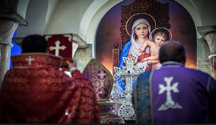 بالصور.. احتفال بالسنة الجديدة في كنيسة بطهران