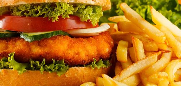 سموم خفية في أغلفة الوجبات السريعة