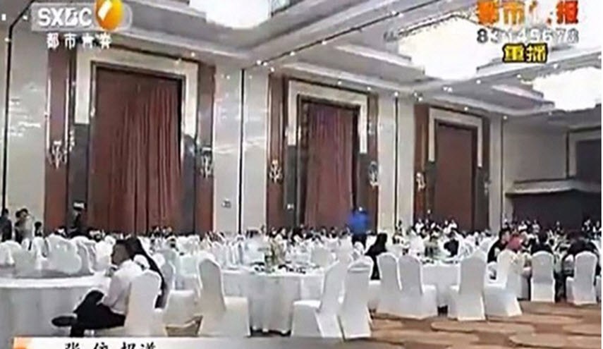 ضيوف عريس يقودونه إلى السجن يوم زفافه