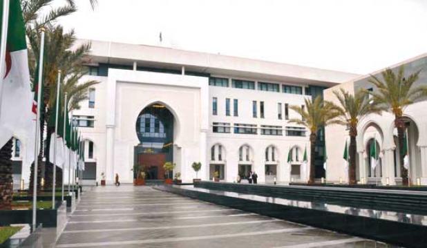 أول تعليق من الجزائر على قطع دول عربية علاقاتها مع قطر