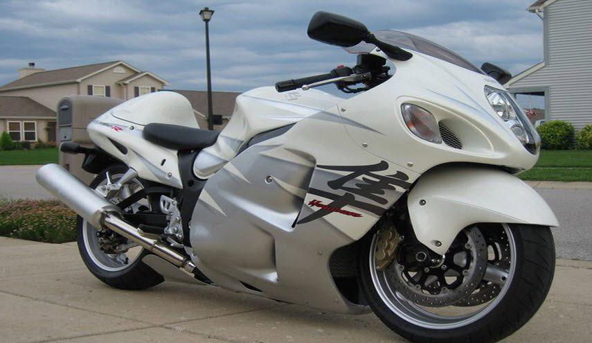 شاهد راكب دراجة نارية يخاطر بحياته لالتقاط سيلفي