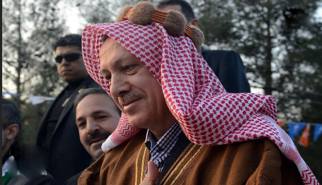 شاهد .. السعودية تنشر صورة لأردوغان وهو "راكع أمام حكمتيار"