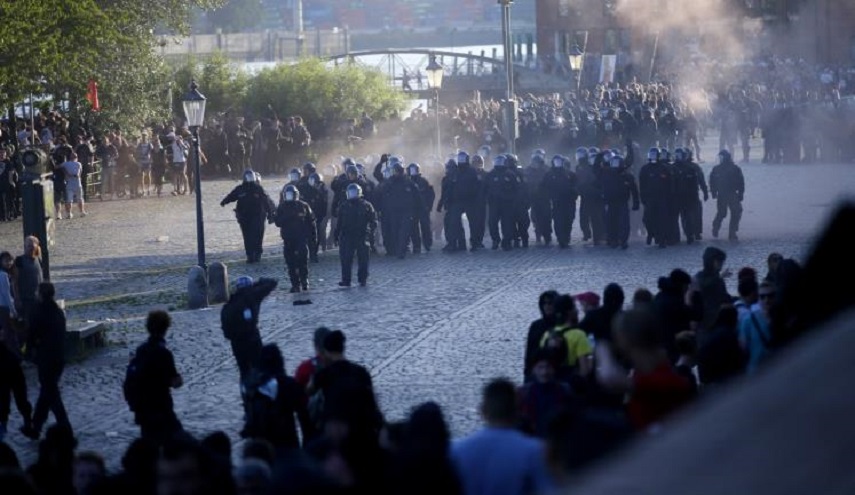 الشرطة الالمانية : عدد جرحى شرطة مدينة "هامبورغ" الألمانية يرتفع ليصل إلى 76 شرطيا