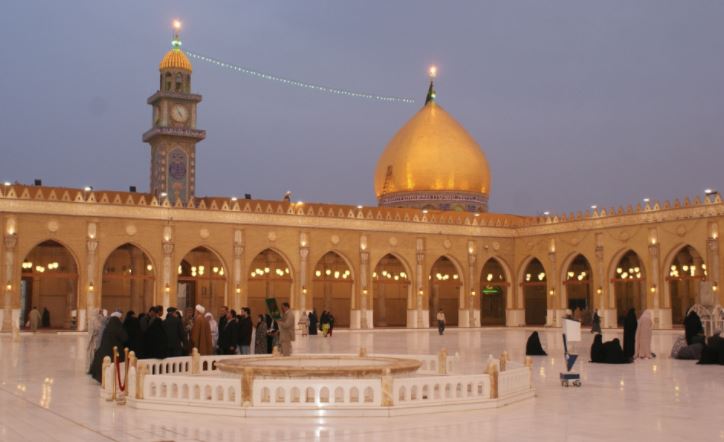 إنتهاء كتابة السور القرآنية فوق الباب الجديد لمسجد الكوفة