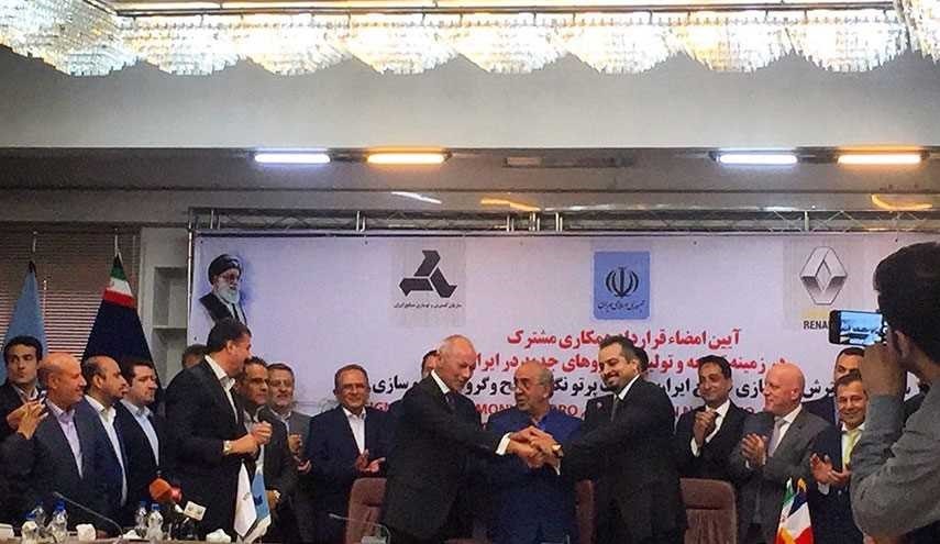 شاهد بالصور : ايران و "رينو" الفرنسية توقعان اضخم اتفاق استثماري لصناعة السيارات