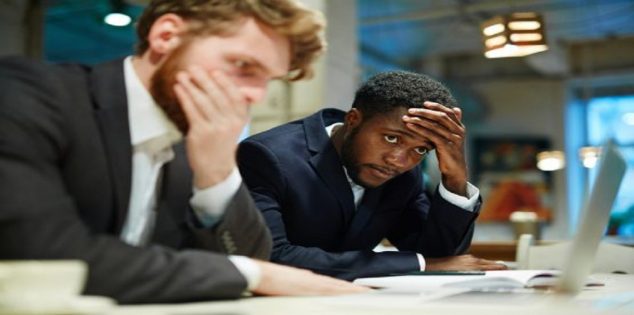 دراسة: كراهية الموظف لعمله تبدأ في هذا العمر