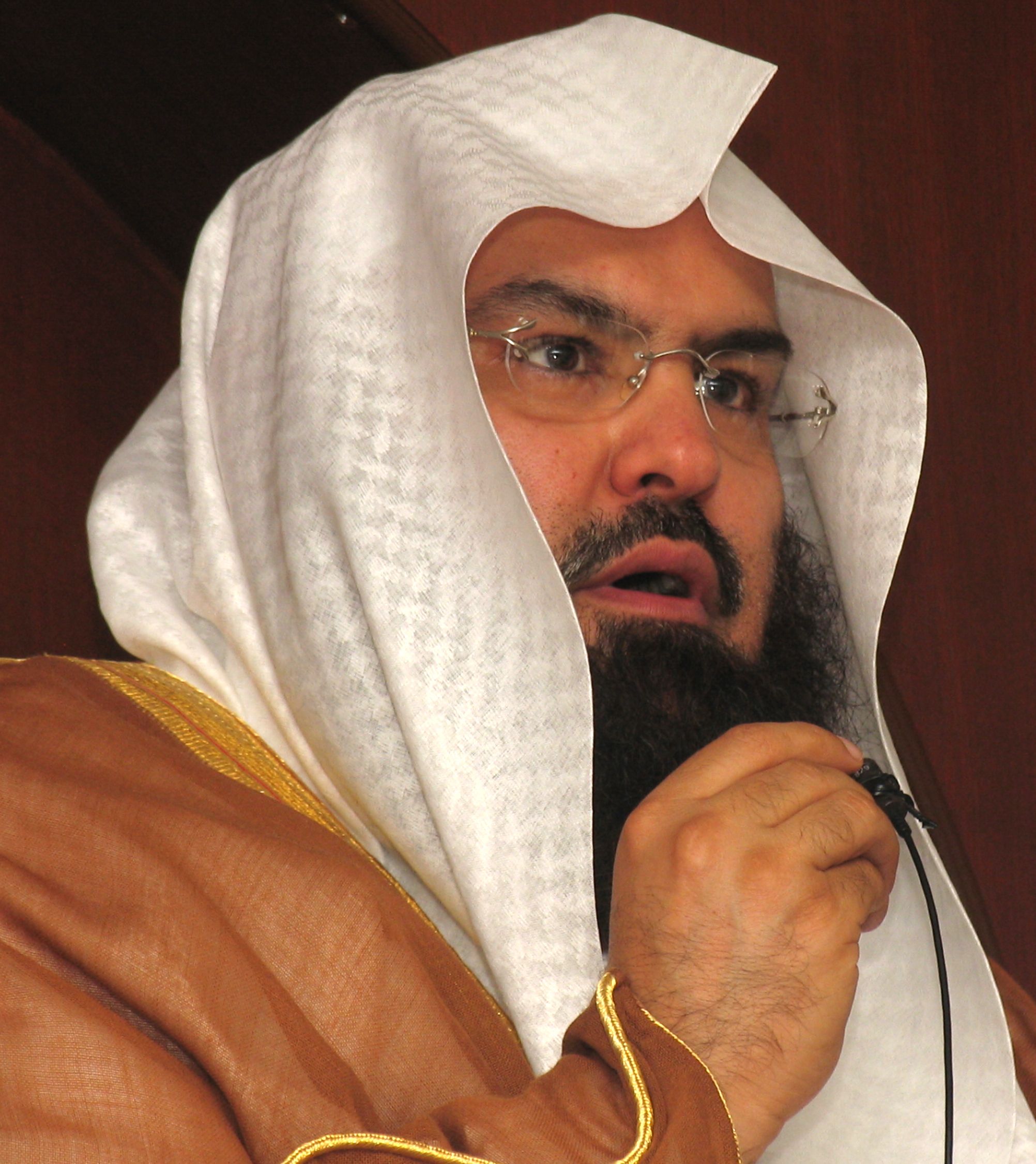 الشيخ السديس يتخطّى الدين ويدعو لترامب الصهيوني !