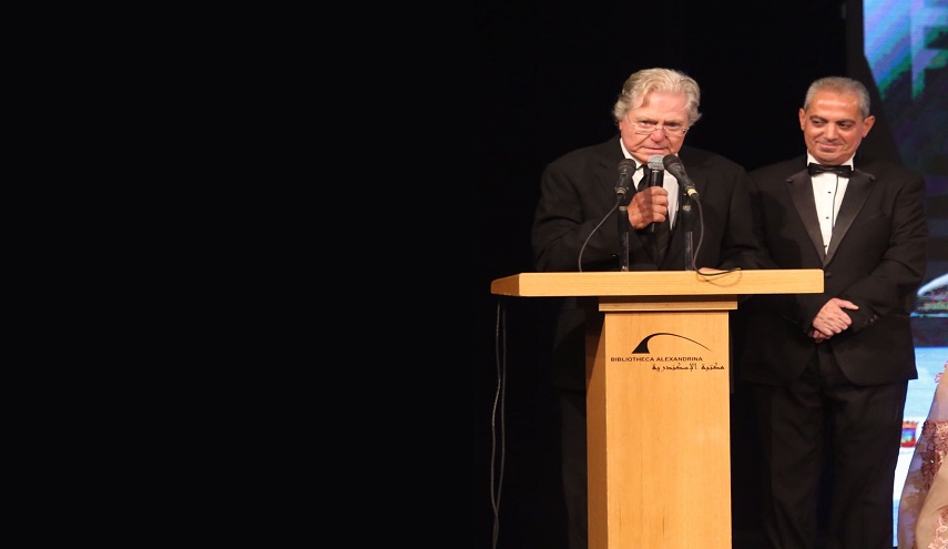 لماذا بكى حسين فهمي بافتتاح مهرجان الإسكندرية للسينما؟!