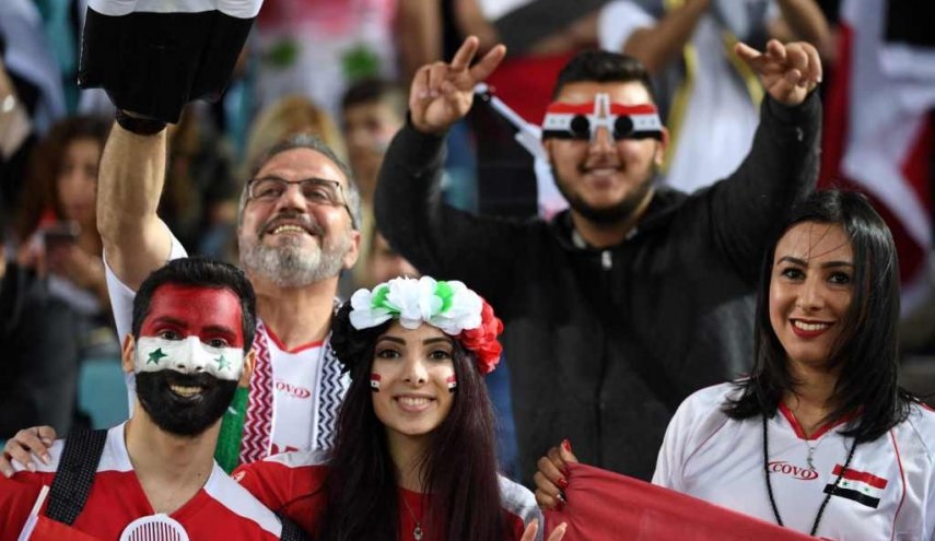 شاهد.. جماهير سوريا ترفع صور الرئيس الأسد.. وملعب سيدني يصادر علم المعارضة
