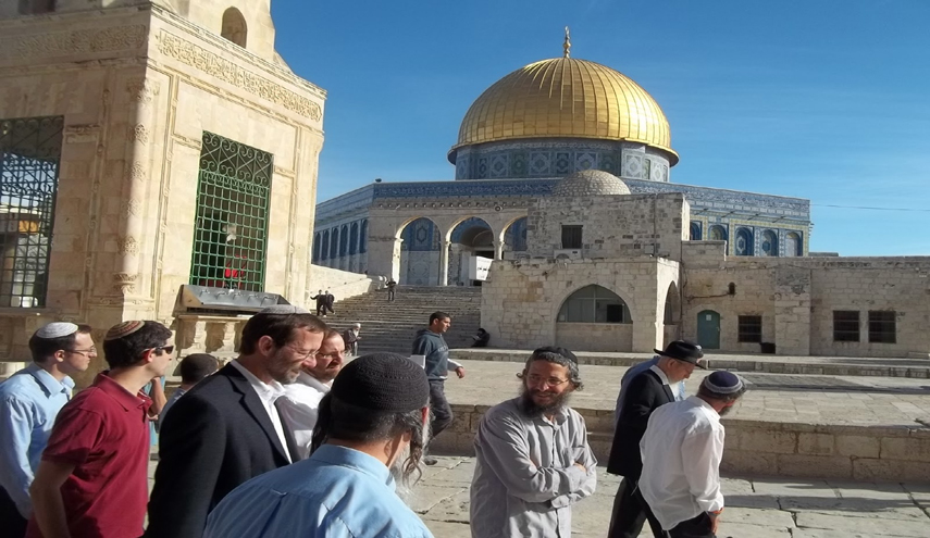 المستوطنون الصهاينة يدنسون الأقصى ويهاجمون منازل الفلسطينيين بالخليل