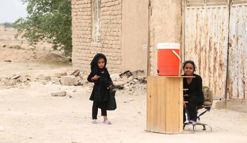 من أجمل صور الأربعين.. أطفال حسينيون يضيفون زوار سيد الشهداء