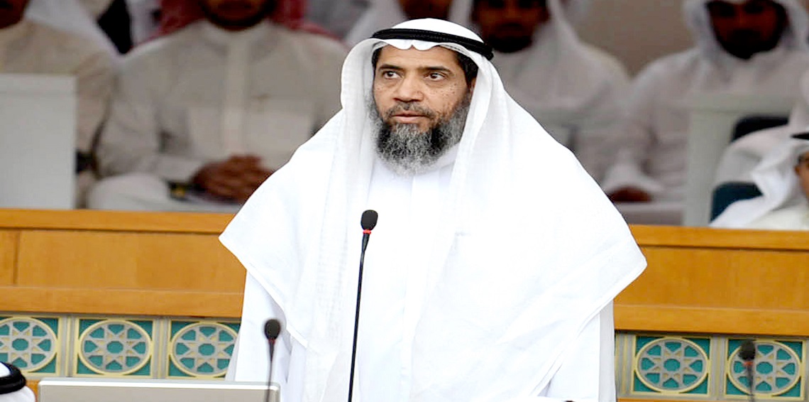 داعية كويتي يثير الجدل بفتوى تجيز تفتيش هاتف الزوجة !