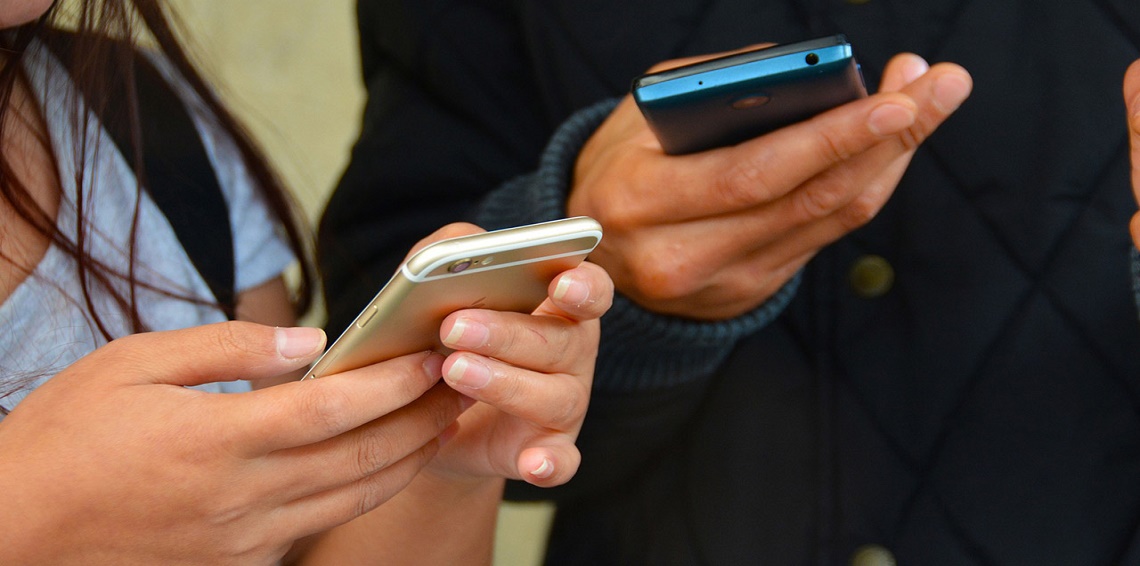 وداعًا للتطفل.. ابتكار تطبيق يمنع النظر إلى هاتفك خلسة