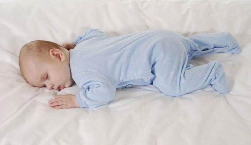 نوم الرضيع على بطنه 