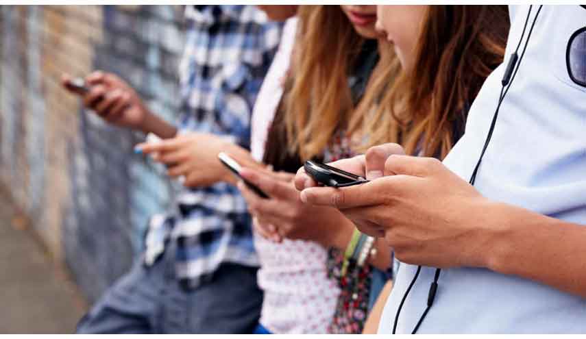 هل إلى سبيل للخلاص من إدمان الهاتف؟.. إليك الخطوات...