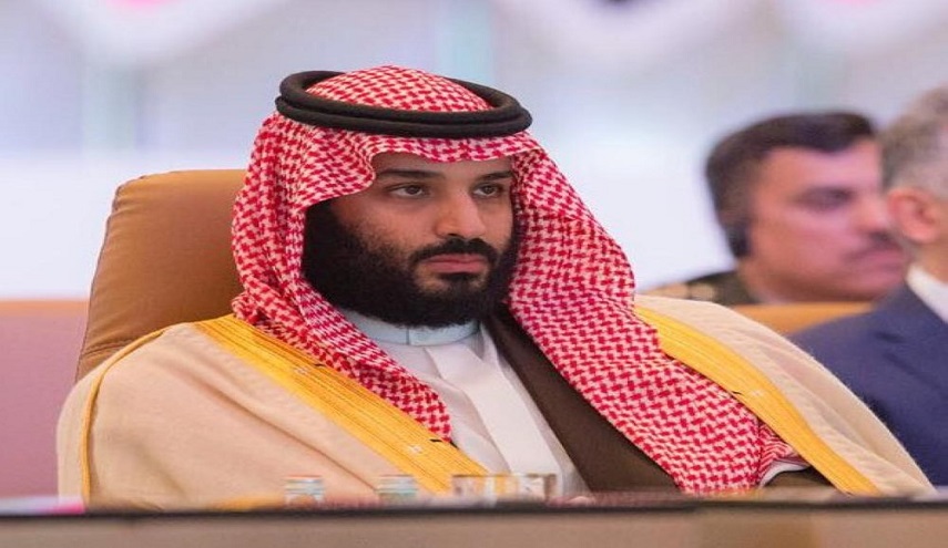 شاهد.. ابن سلمان بلباس غير رسمي في ستاربكس.. من رافقه؟