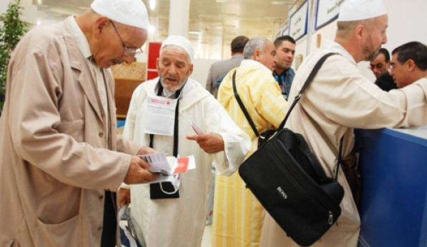 السلطات السعودية تمنع المعتمرين الاردنيين من أخذ ماء زمزم.. وتريقه على الارض!