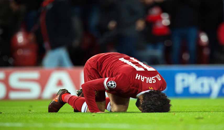  "محمد صلاح" يكشف سر سجوده ويرفض مقارنته بميسي ورونالدو