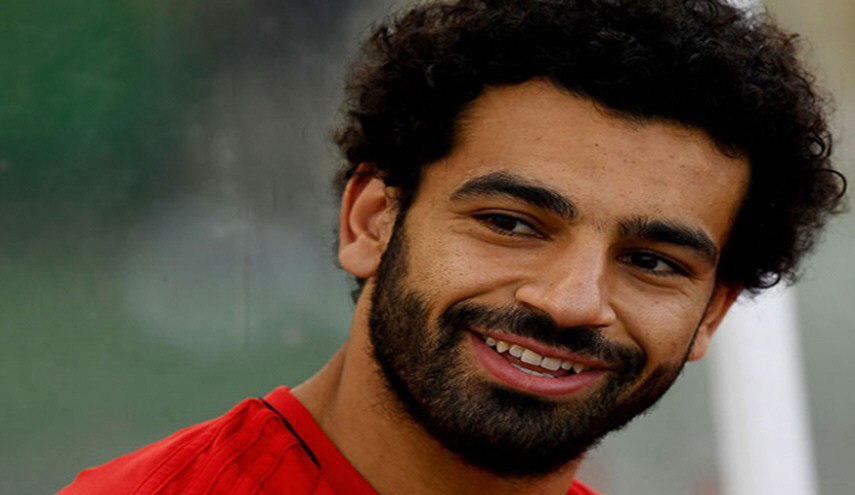 بالصور.. جمهور ليفربول يقدمون هدية غير متوقعة لمحمد صلاح 
