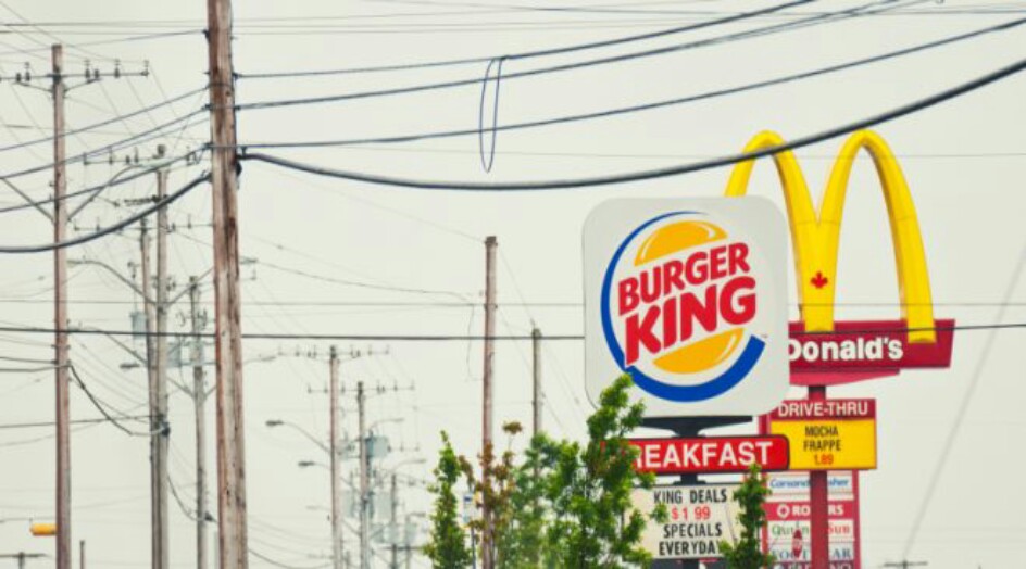 أخيراً.. اليكم السبب وراء استخدام اللون الأصفر في شعارات أغلب مطاعم الوجبات السريعة