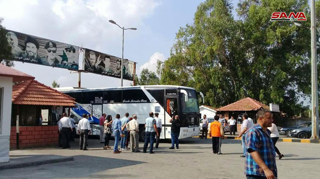 مئات السوريين يغادرون لبنان والمعابر تعود الى سابق عهدها