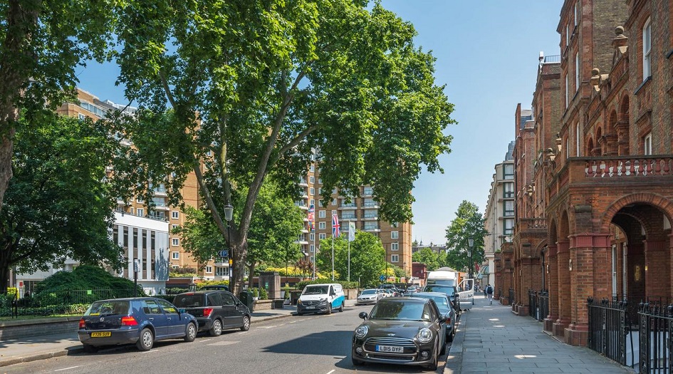 حالفه الحظ.. مراهق فقير طرق أبواب الأثرياء!