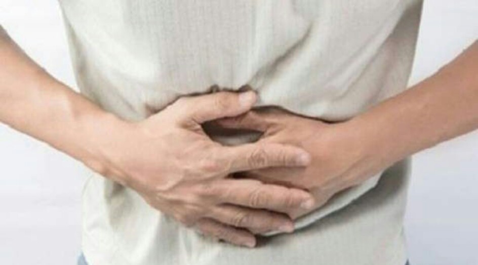 دون أدوية.. 4 نقط فقط من هذا الزيت على الماء تسكن آلام البطن