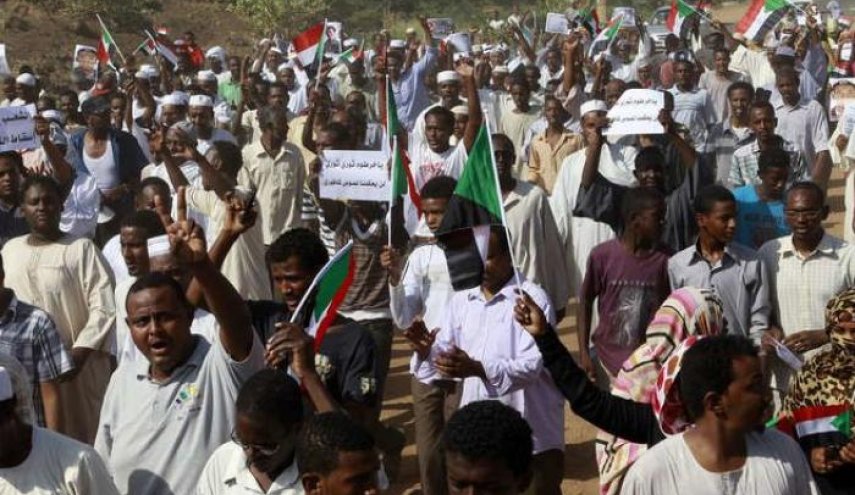 السودان يعلن حالة الطوارئ في عطبرة بعد احتجاجات عنيفة على رفع الأسعار