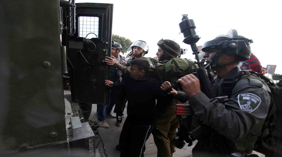 العدو الصهيوني يهاجم ويعتقل فلسطينيين في الضفة