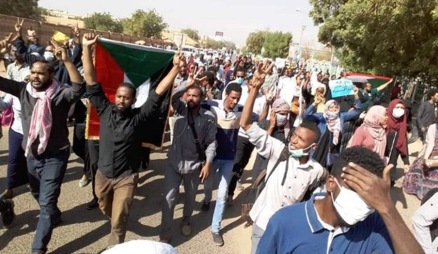 السودان.. مقتل متظاهر وتأجيل دراسة التعديلات الدستورية