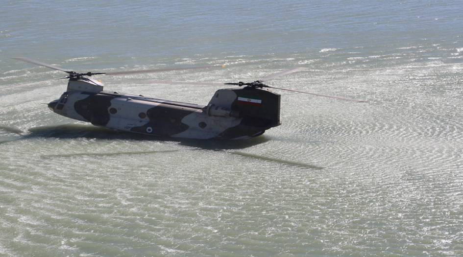 الجيش الايراني يجري تمارين ‘التحليق فوق الماء’ في اصفهان +(الصور)