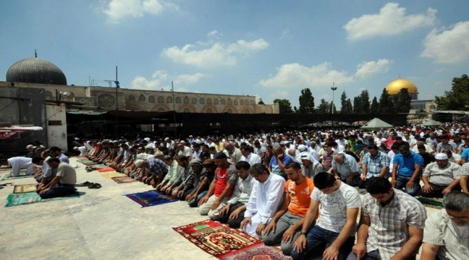 شاهد- بالجمعة الاولى شهر رمضان المبارك.. 180 ألف مصل في المسجد الأقصى