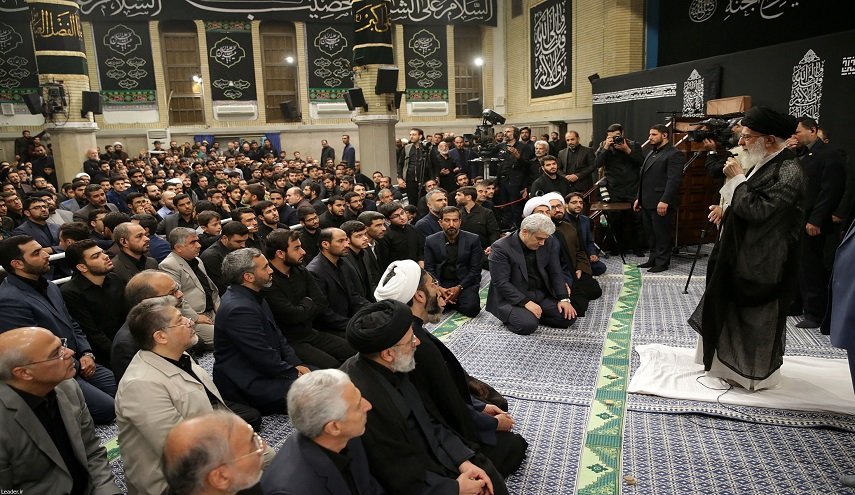 الإمام الخامنئي: إنتهاج طريق الحق يؤدي إلى إصلاح العالم