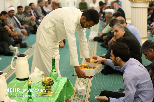 بالصور..احتفالات تجمع السنة والشيعة في جزيرة "كيش" بمناسبة اسبوع الوحدة 