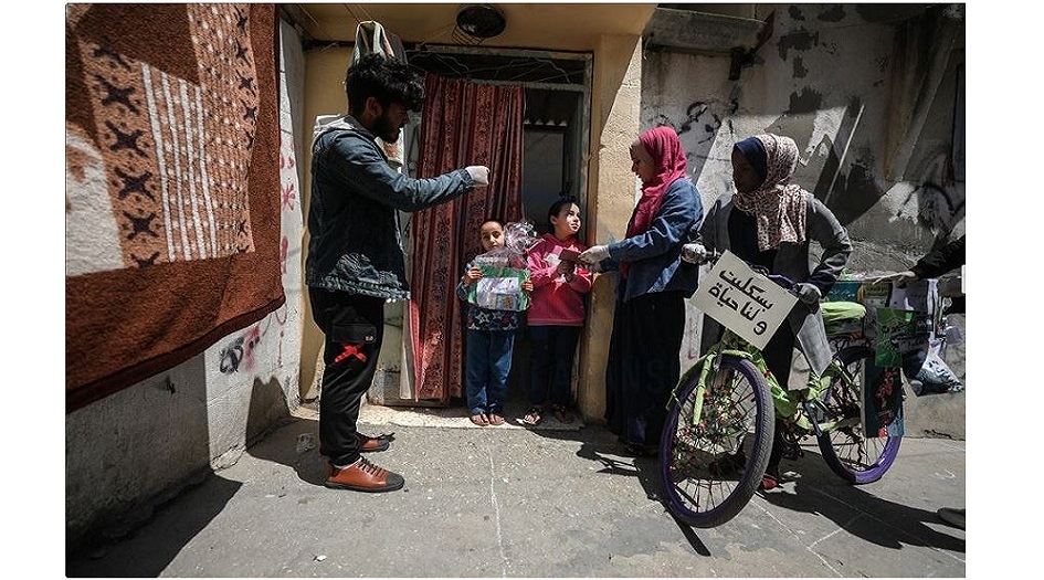 بالصور.. مكتبة متنقلة على دراجة هوائية تسعد أطفال مخيم بغزة