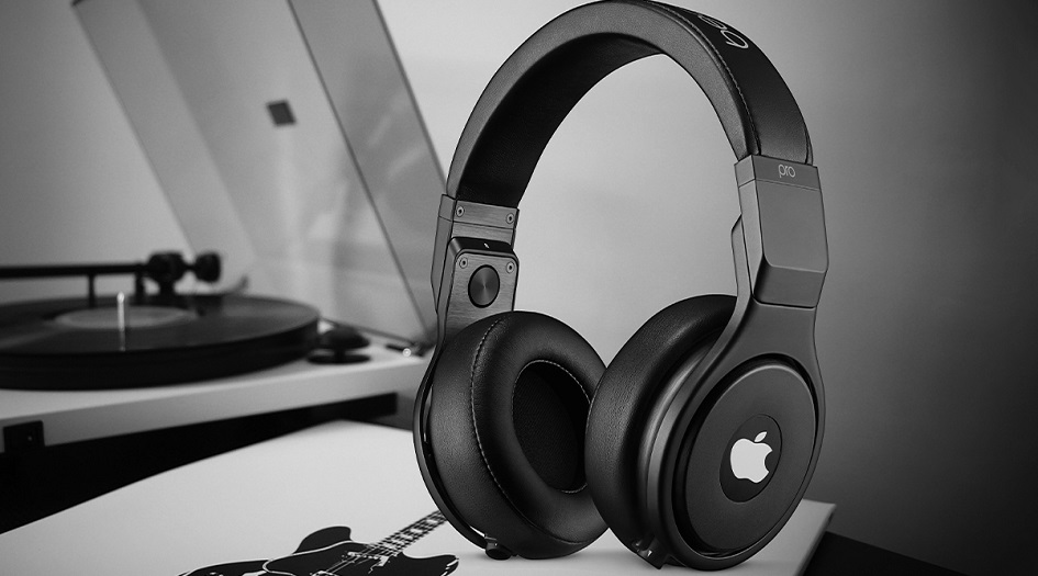 "أبل" تكشف النقاب عن أول سماعة رأس