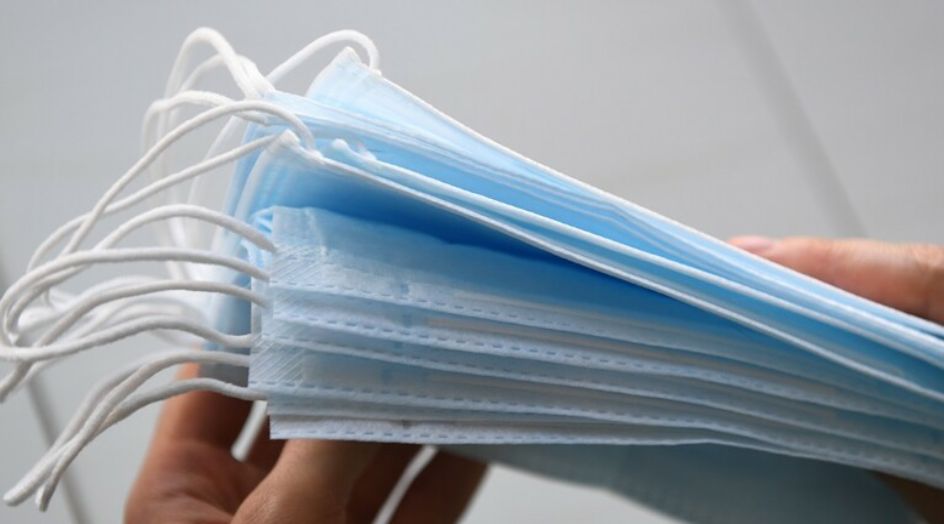 خبير يحدد الفترة اللازمة للتخلي عن الكمامة بعد التطعيم ضد كورونا