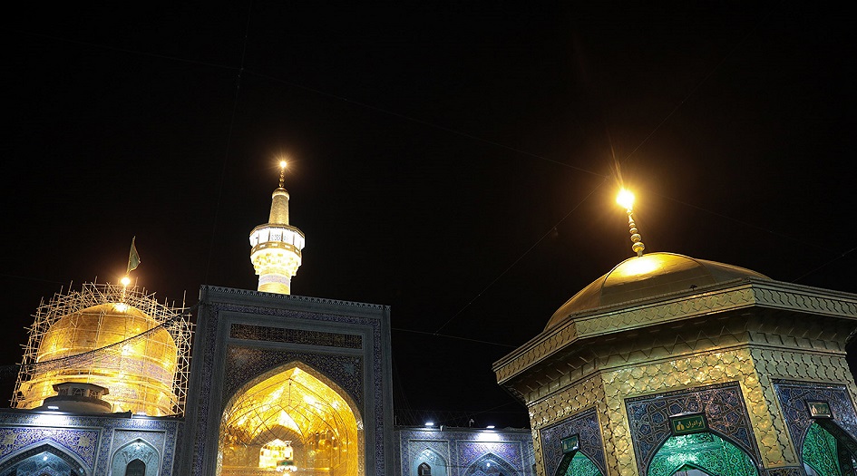 في ليلة الرغائب ... أصوات المؤمنين ترتفع بنداء العفو في الحرم الرضوي الشريف + صور