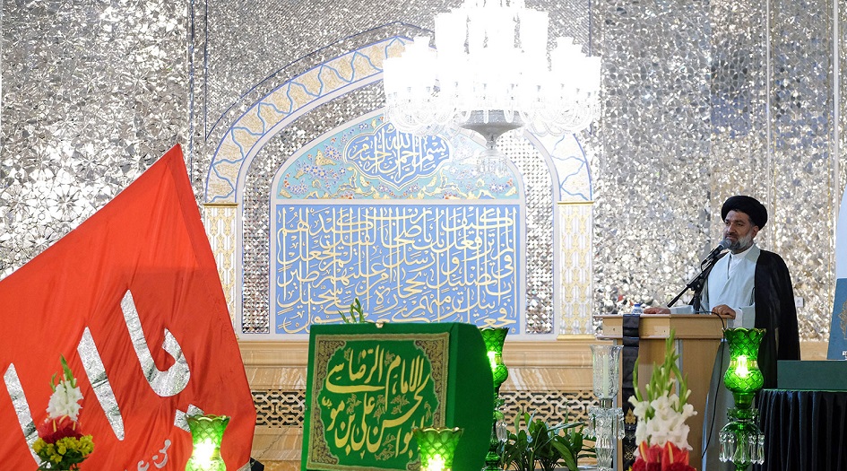 بالصور... العتبة الرضوية تهدي سنويا رايات الحداد إلى البقاع المقدسة والمواكب الحسينية