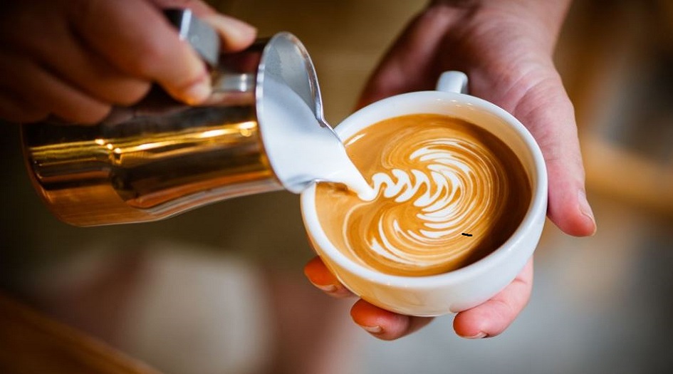 خبيرة تحذر من عادة خطيرة في شرب القهوة
