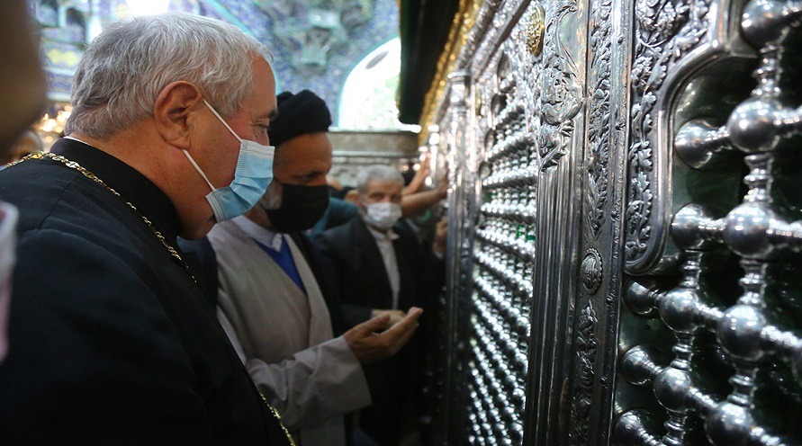 بالصور...الأمين العام لمجلس العالمي للكنائس يزور مقام السيدة فاطمة المعصومة(س)