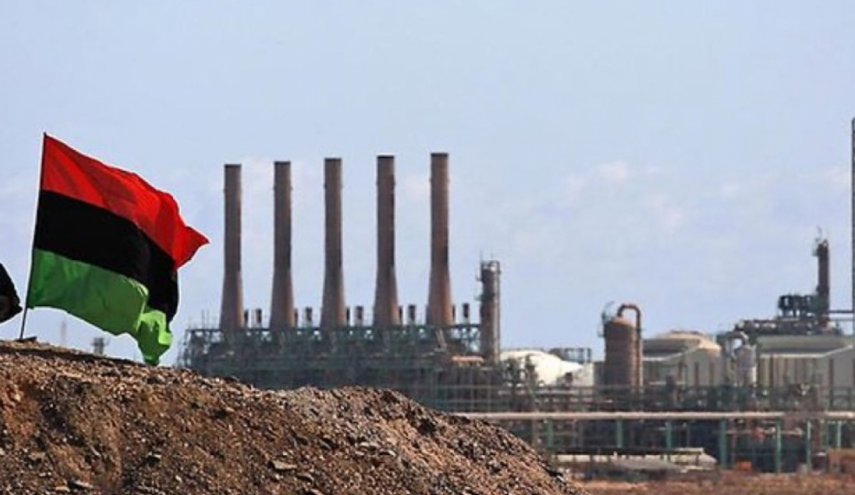 ليبيا.. الخلاف السياسي يخفّض إنتاج النفط نصف مليون برميل يومياً