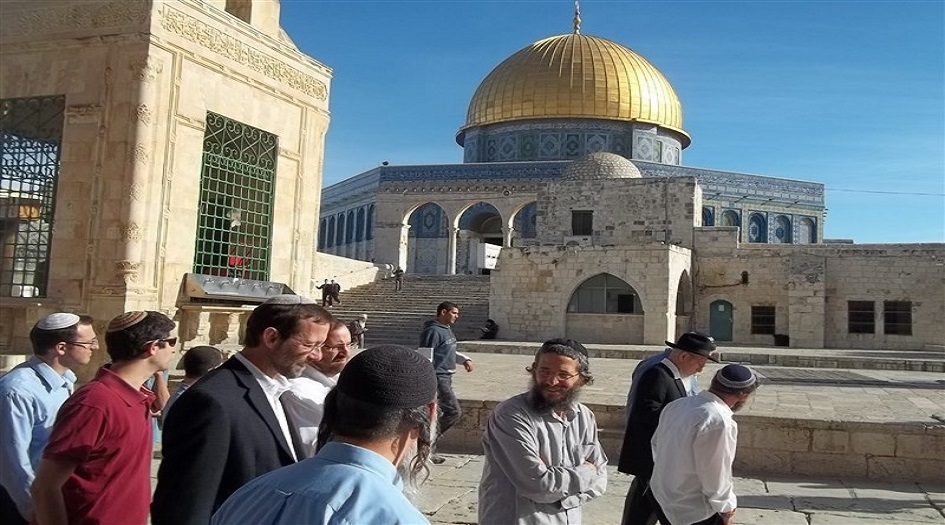 مستوطنون يقتحمون الأقصى ويؤدون طقوساً تلمودية في باحاته