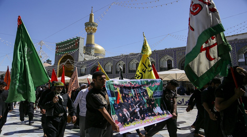 شاهد: العراقيون يسيرون على الاقدام الى حرم الامام الرضا (ع)