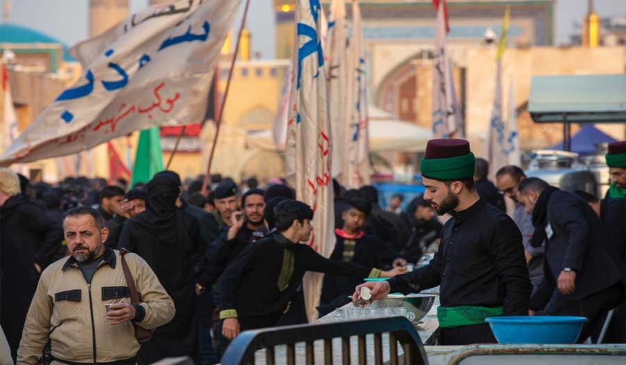  موكب العتبة العباسية يقدم آلاف الوجبات يوميًا لزوار الإمام الكاظم (ع) 