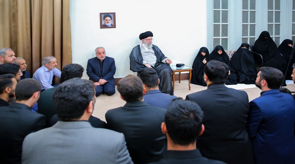 بالصور... لقاء الامام الخامنئي مع عوائل شهداء الخدمة 