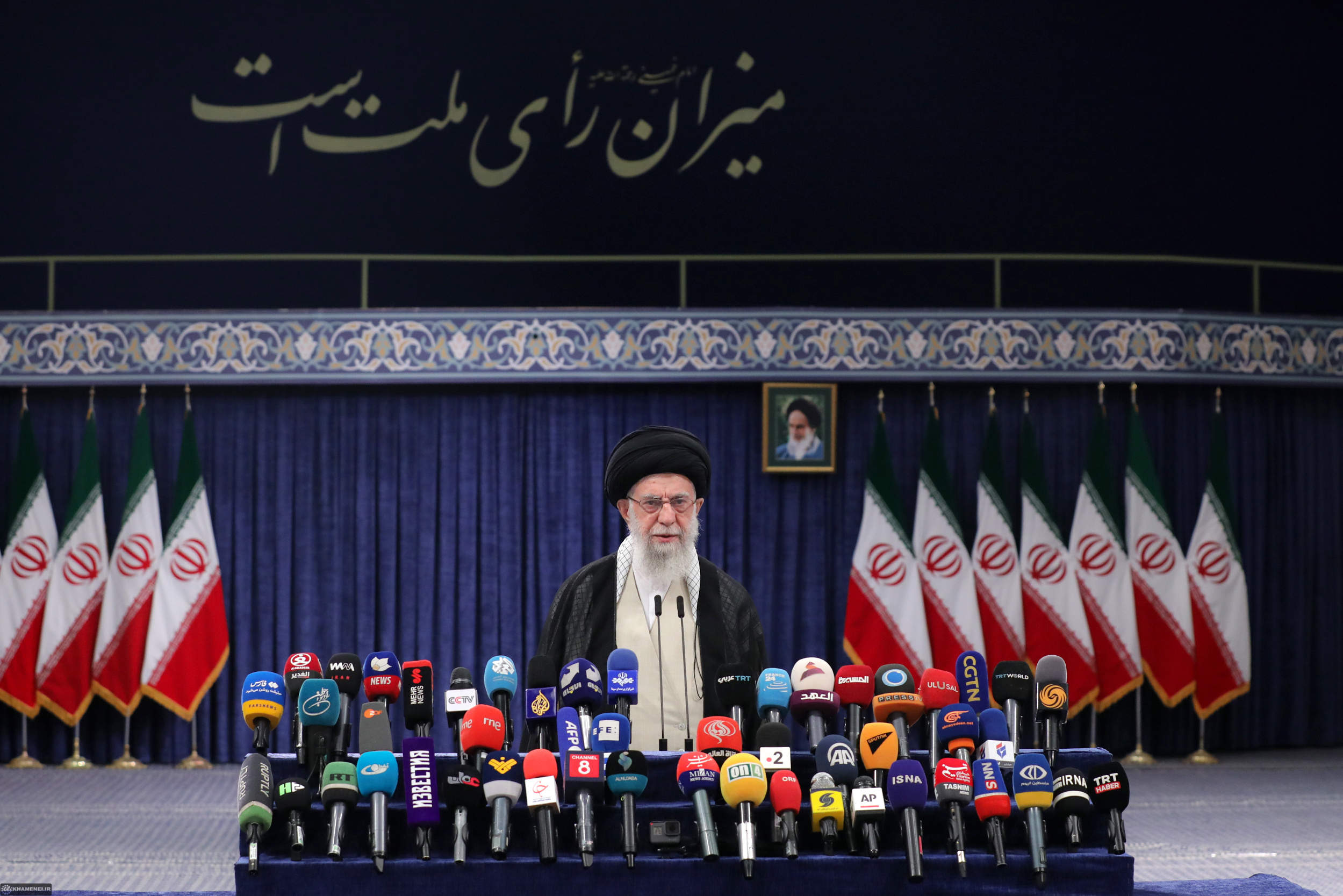 الامام الخامنئي:  إثبات أصالة الجمهورية الإسلامية رهن بحضور الشعب في الانتخابات