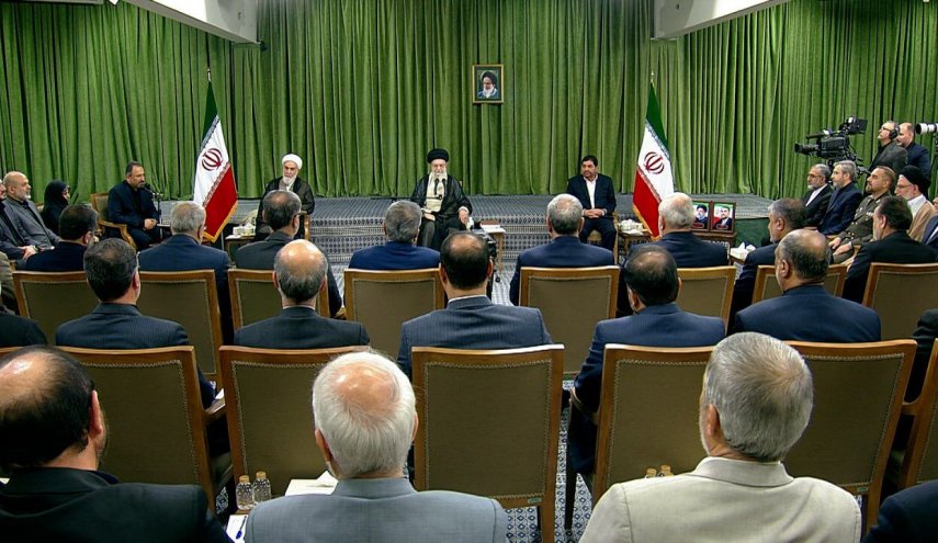 الامام الخامنئي يستقبل أعضاء الحكومة الـ13